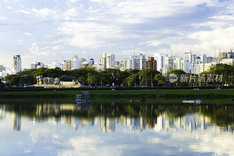 从巴西伊比拉普埃拉公园(Ibirapuera Park)可以看到圣保罗令人惊叹的美景